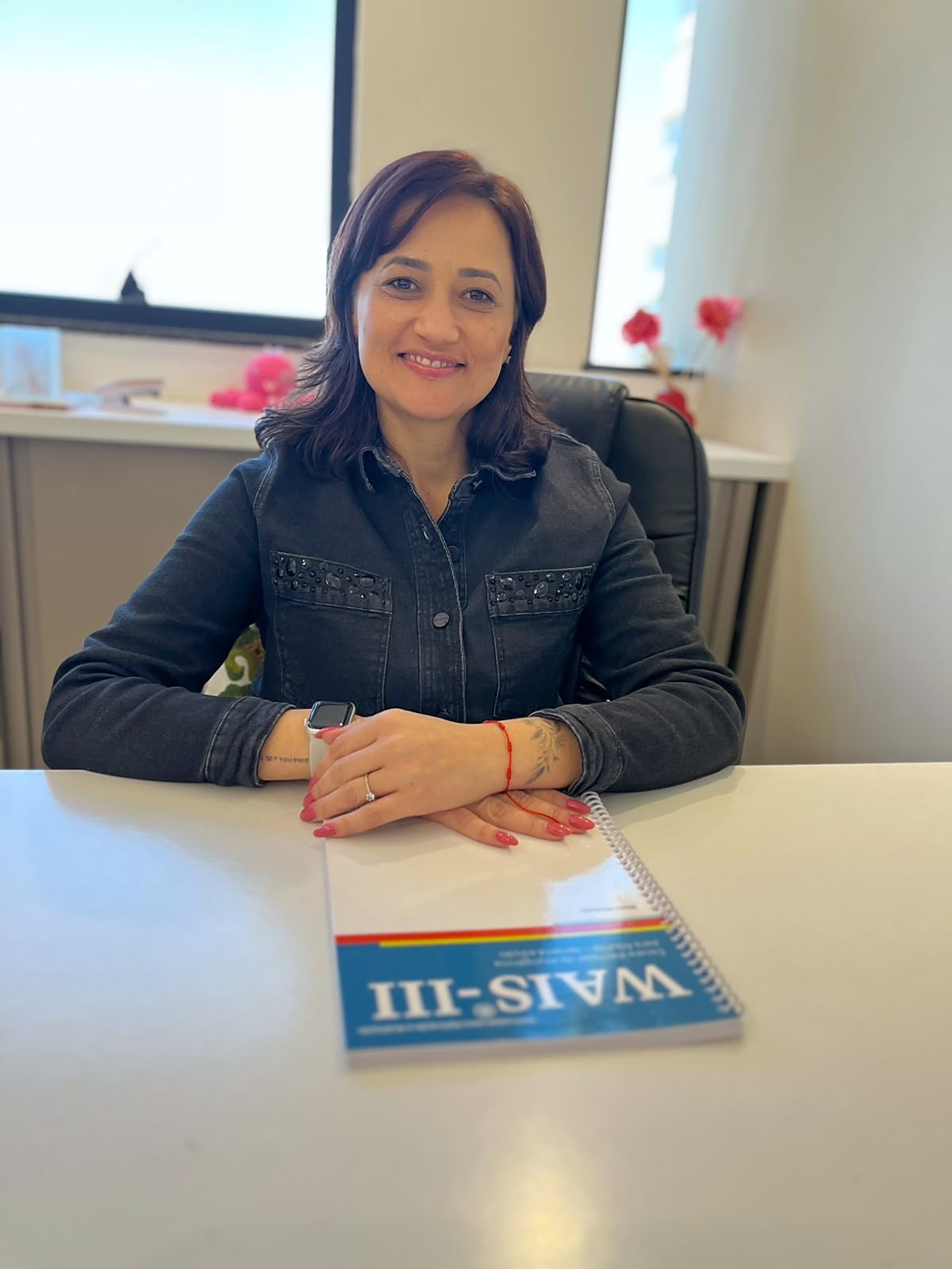 Letícia Alvarenga em seu consultório em Tucuruvi, São Paulo